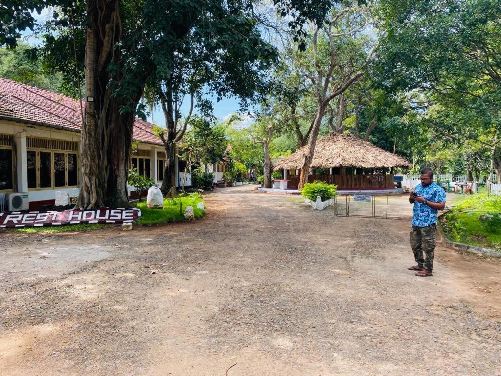 Resthouse Vavuniya Hotel Exterior photo