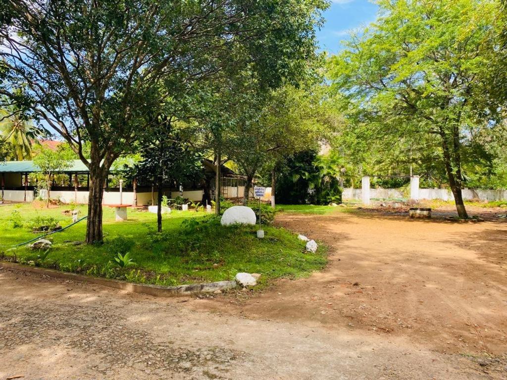 Resthouse Vavuniya Hotel Exterior photo