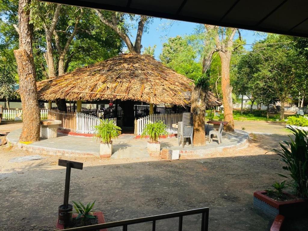 Resthouse Vavuniya Hotel Exterior photo