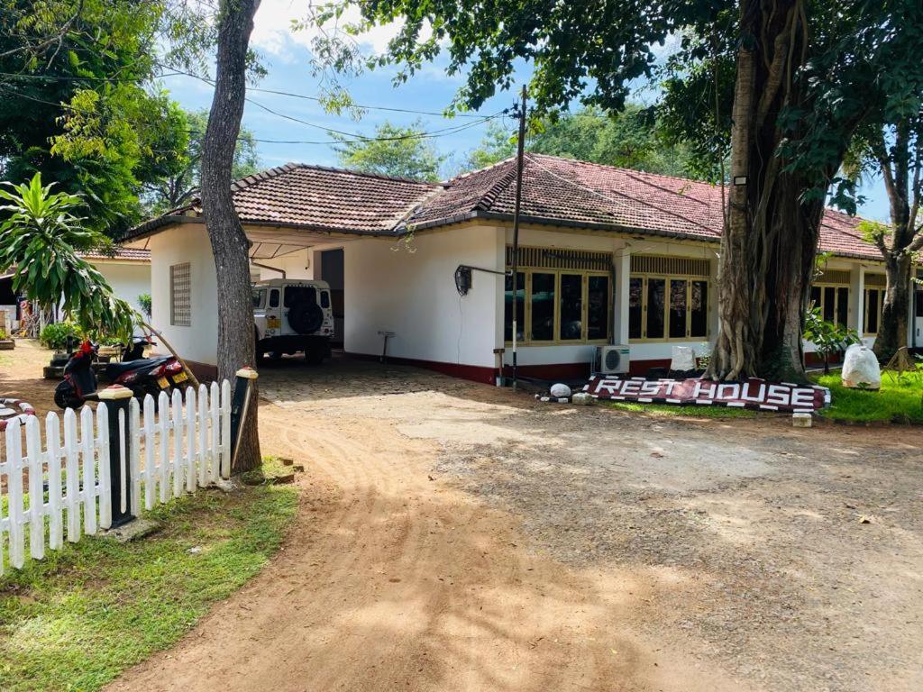 Resthouse Vavuniya Hotel Exterior photo